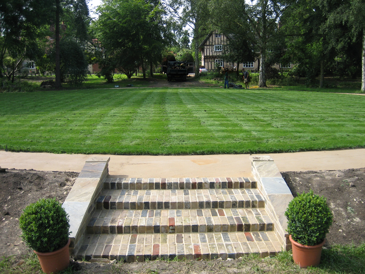 garden steps and round lawn
